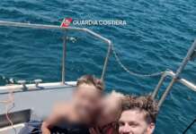 Castellammare di Stabia, materassino alla deriva: la Guardia Costiera salva due persone