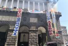 Conferenza Unesco, blitz al San Carlo di attivisti per il diritto all’abitare a Napoli: striscioni su facciata