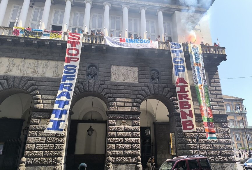 Conferenza Unesco, blitz al San Carlo di attivisti per il diritto all’abitare a Napoli: striscioni su facciata Conferenza Unesco, blitz al San Carlo di attivisti per il diritto all’abitare a Napoli: striscioni su facciata