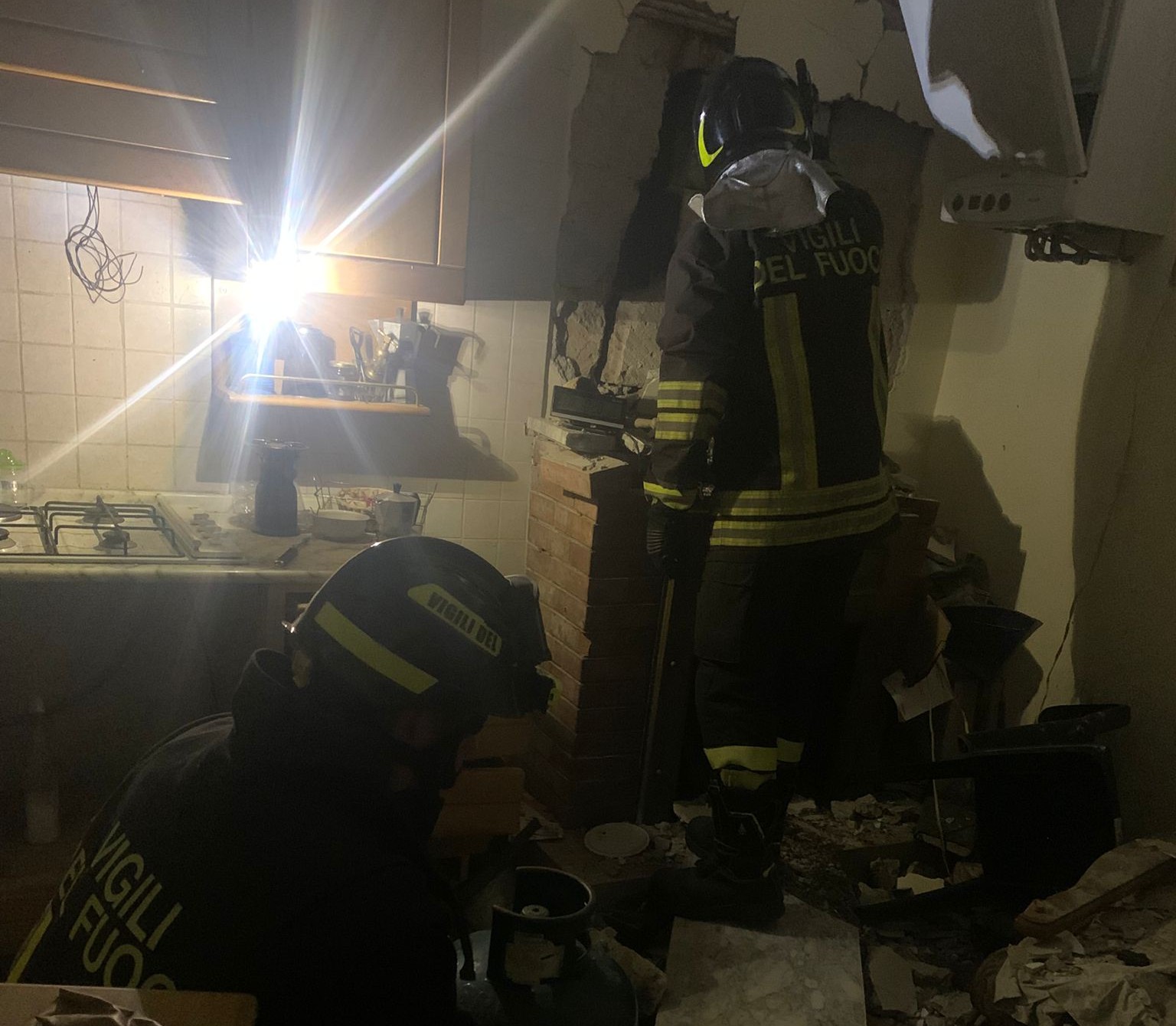 Scoppio in una abitazione, 40enne trasportato con l’elisoccorso a Napoli Scoppio in una abitazione, 40enne trasportato con l’elisoccorso a Napoli