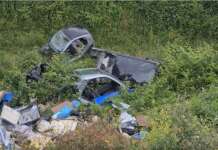 Napoli, discarica illegale nella Selva di Chiaiano: da anni rifiuti e auto rubate nell’ex polmone verde