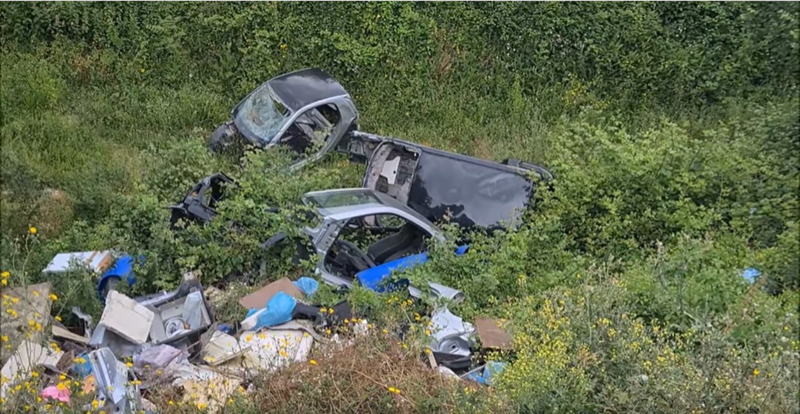 Napoli, discarica illegale nella Selva di Chiaiano: da anni rifiuti e auto rubate nell’ex polmone verde Napoli, discarica illegale nella Selva di Chiaiano: da anni rifiuti e auto rubate nell’ex polmone verde