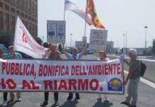 Napoli, protesta fuori a Stati generali prevenzione: “Un teatrino, restano disfunzioni in sanità”