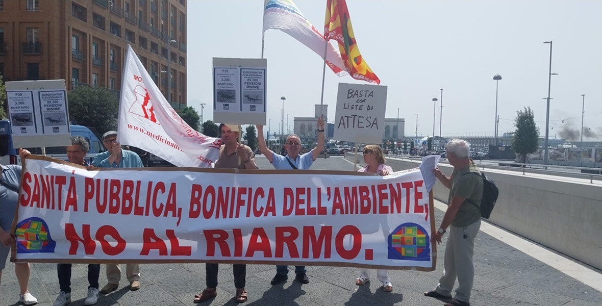 Napoli, protesta fuori a Stati generali prevenzione: “Un teatrino, restano disfunzioni in sanità” Napoli, protesta fuori a Stati generali prevenzione: “Un teatrino, restano disfunzioni in sanità”