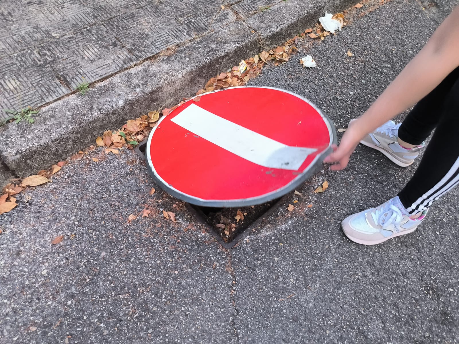 Tombino scoperto, il rimedio è un segnale di divieto sul buco: la segnalazione di alcuni cittadini Tombino scoperto, il rimedio è un segnale di divieto sul buco: la segnalazione di alcuni cittadini