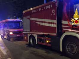 Camion da cantiere prende fuoco, alcuni residenti evacuati