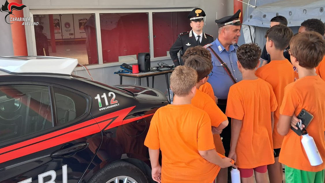 carabinieri incontrano i ragazzi del campo estivo della protezione civile