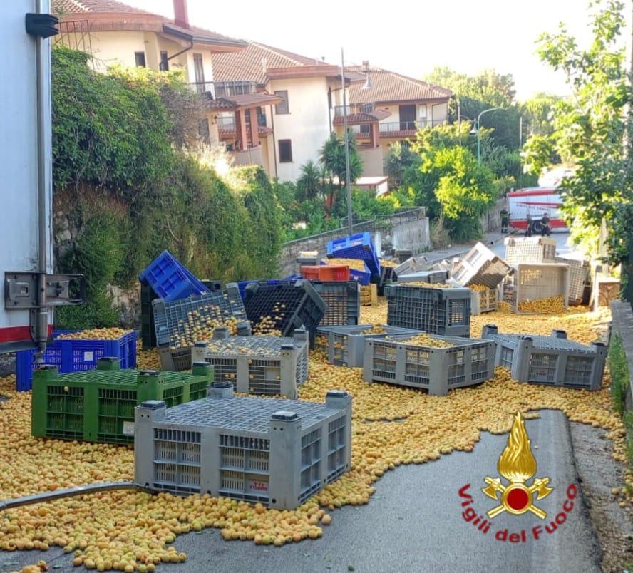 Carico di albicocche si riversa in strada: intervengono i Vigili del Fuoco