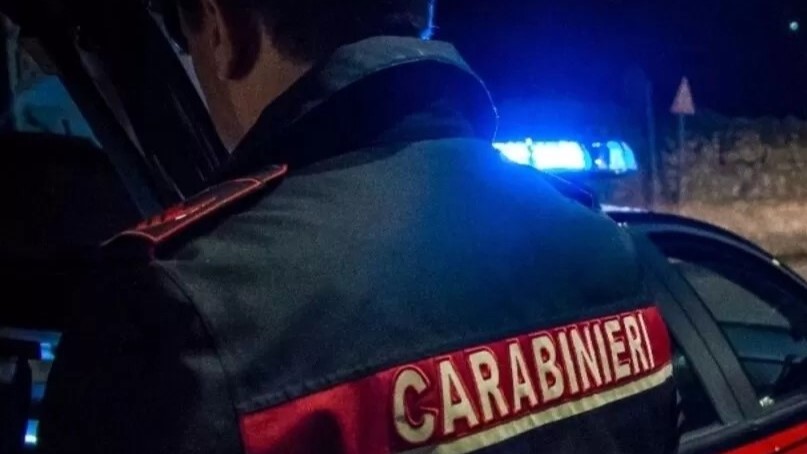 Evade dai domiciliari e danneggia portoni e auto con una spranga Evade dai domiciliari e danneggia portoni e auto con una spranga