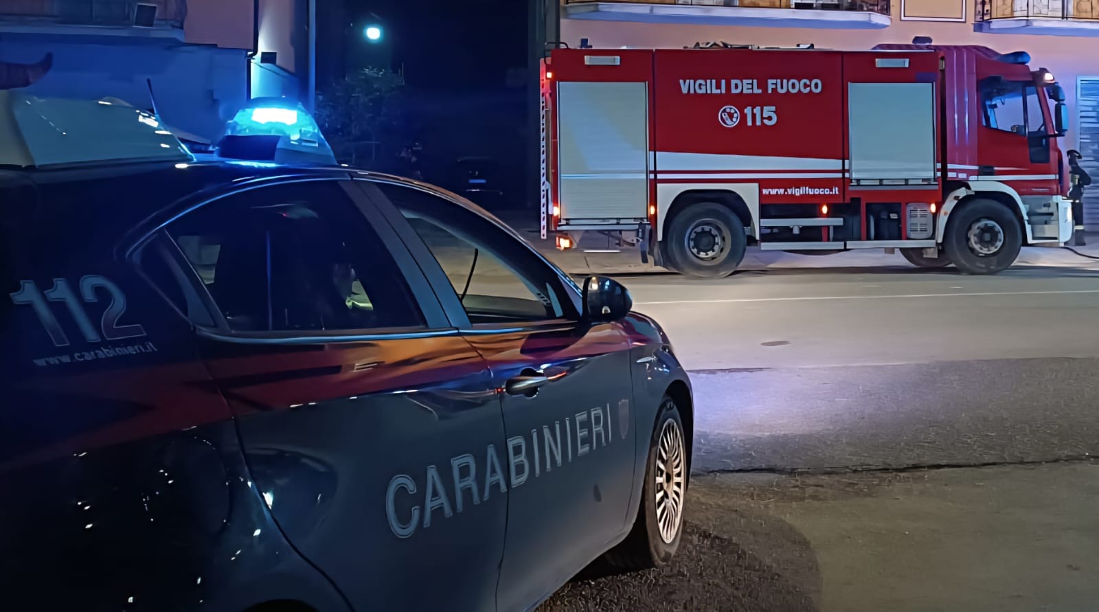 Terrore nella notte: incendio devasta un appartamento, famiglie in fuga Terrore nella notte: incendio devasta un appartamento, famiglie in fuga