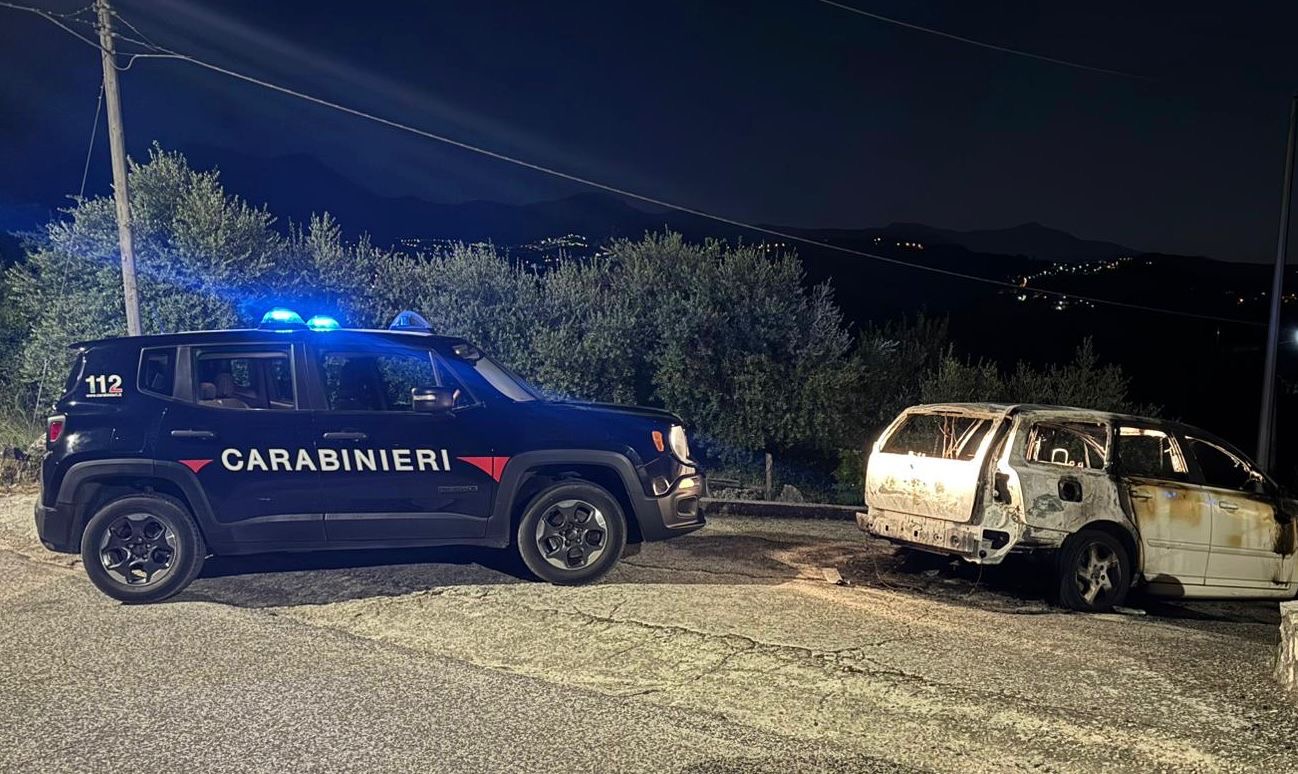 Un’auto prende fuoco nella notte: indagini in corso Un’auto prende fuoco nella notte: indagini in corso