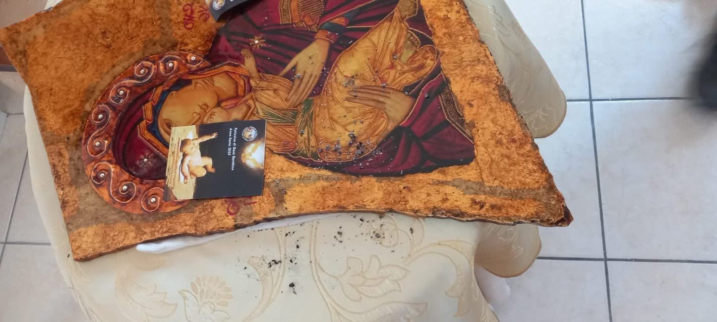 FOTO  Profanata la casa canonica, lo sdegno della comunità