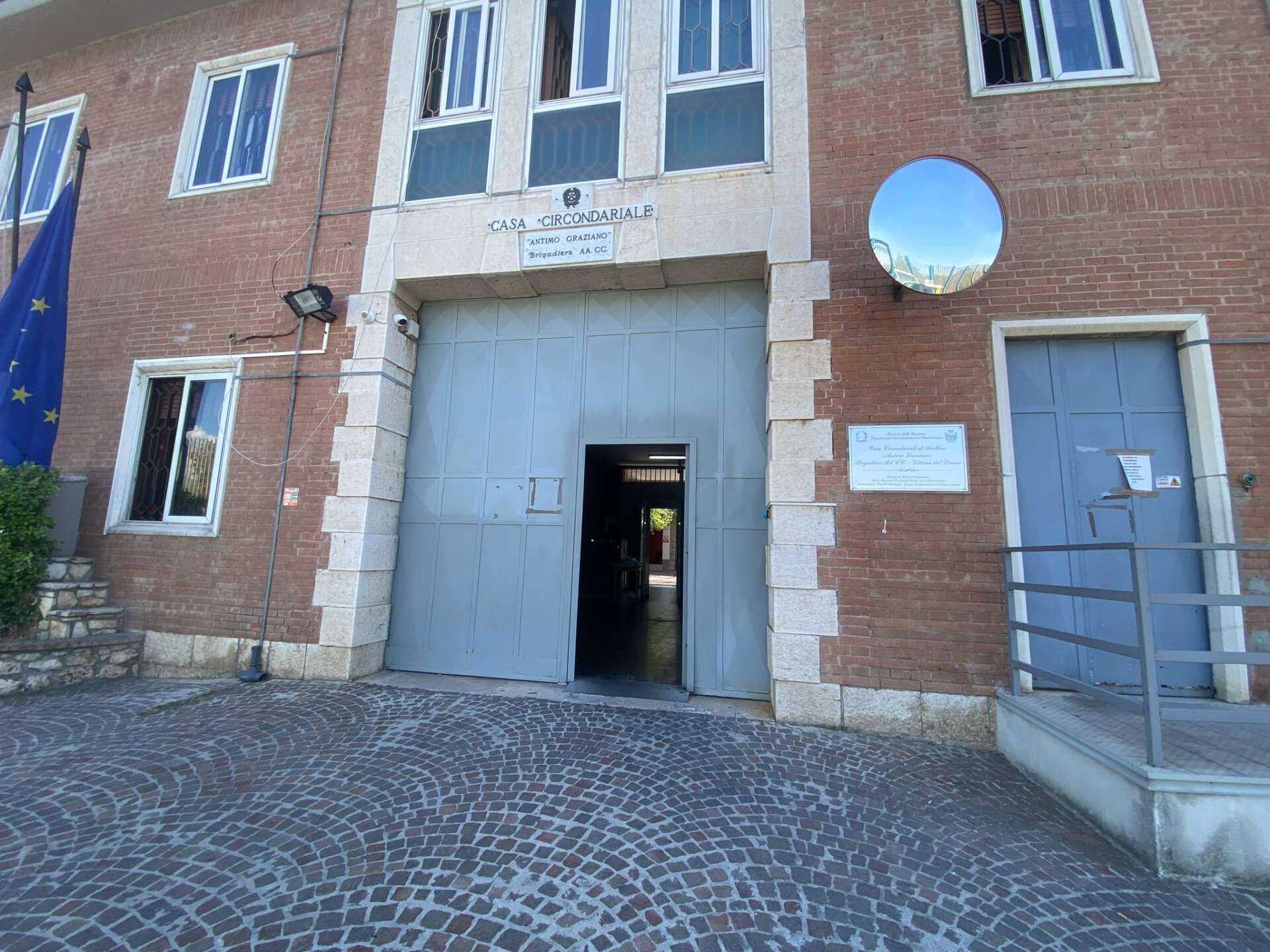 Fumo e caos in cella: cinque poliziotti finiscono in ospedale Fumo e caos in cella: cinque poliziotti finiscono in ospedale