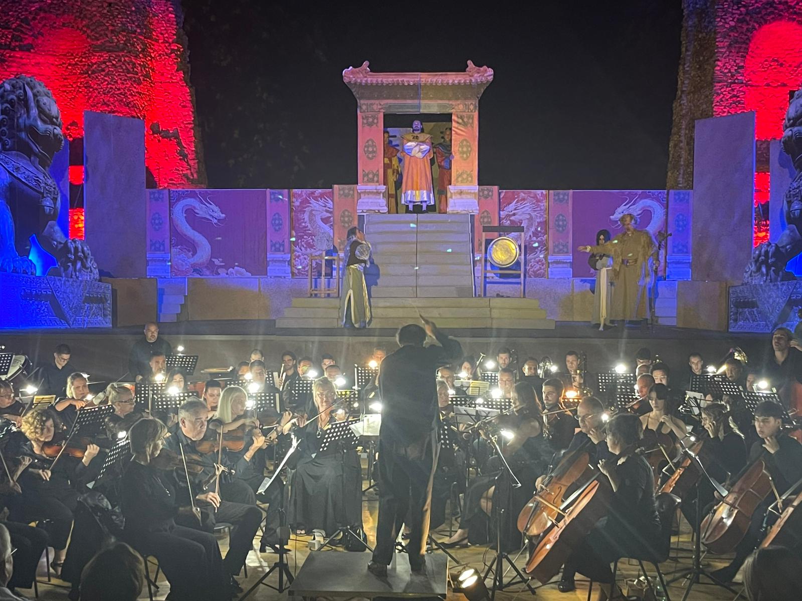 video lirica al teatro romano la magia di turandot in uno scenario magico