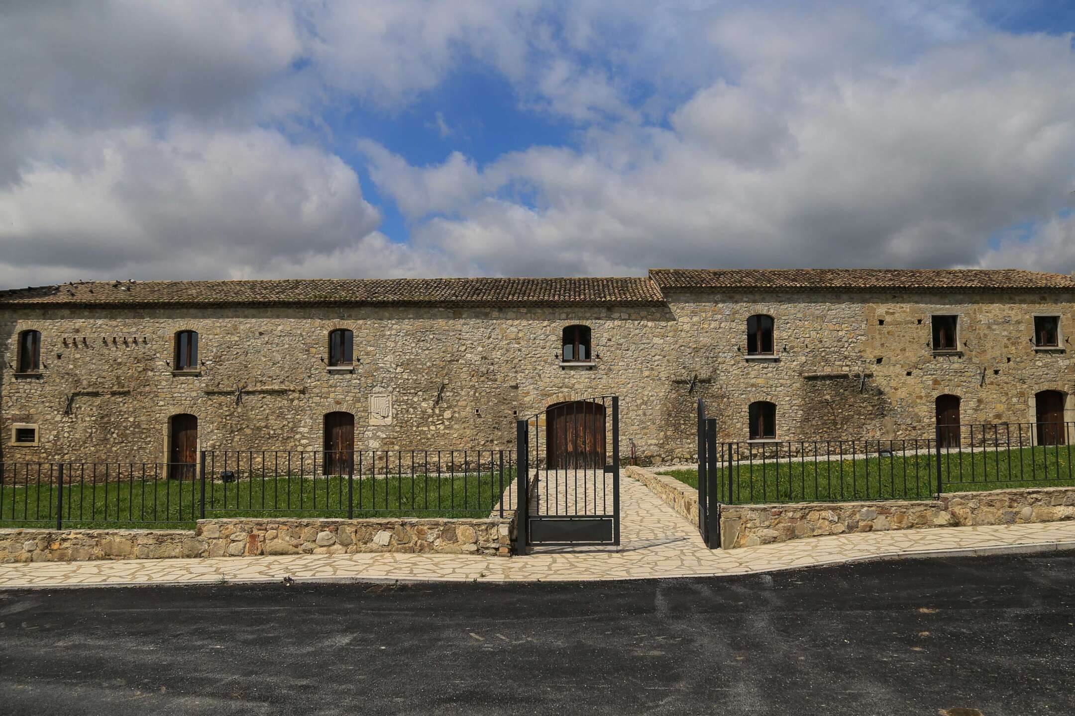 Forza la porta della Dogana Aragonese e poi si toglie la vita Forza la porta della Dogana Aragonese e poi si toglie la vita