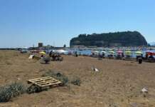 Ambiente, iniziativa di plogging per ripensare le spiagge libere di Napoli