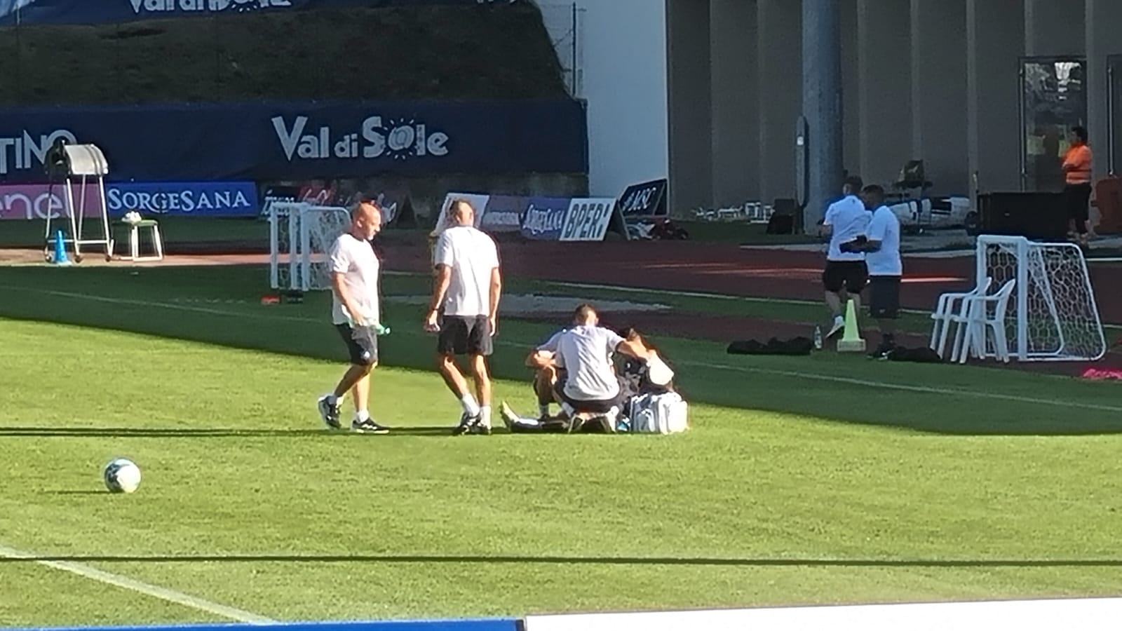 Napoli, lavoro sotto la pioggia: risentimento muscolare per Politano Napoli, lavoro sotto la pioggia: risentimento muscolare per Politano