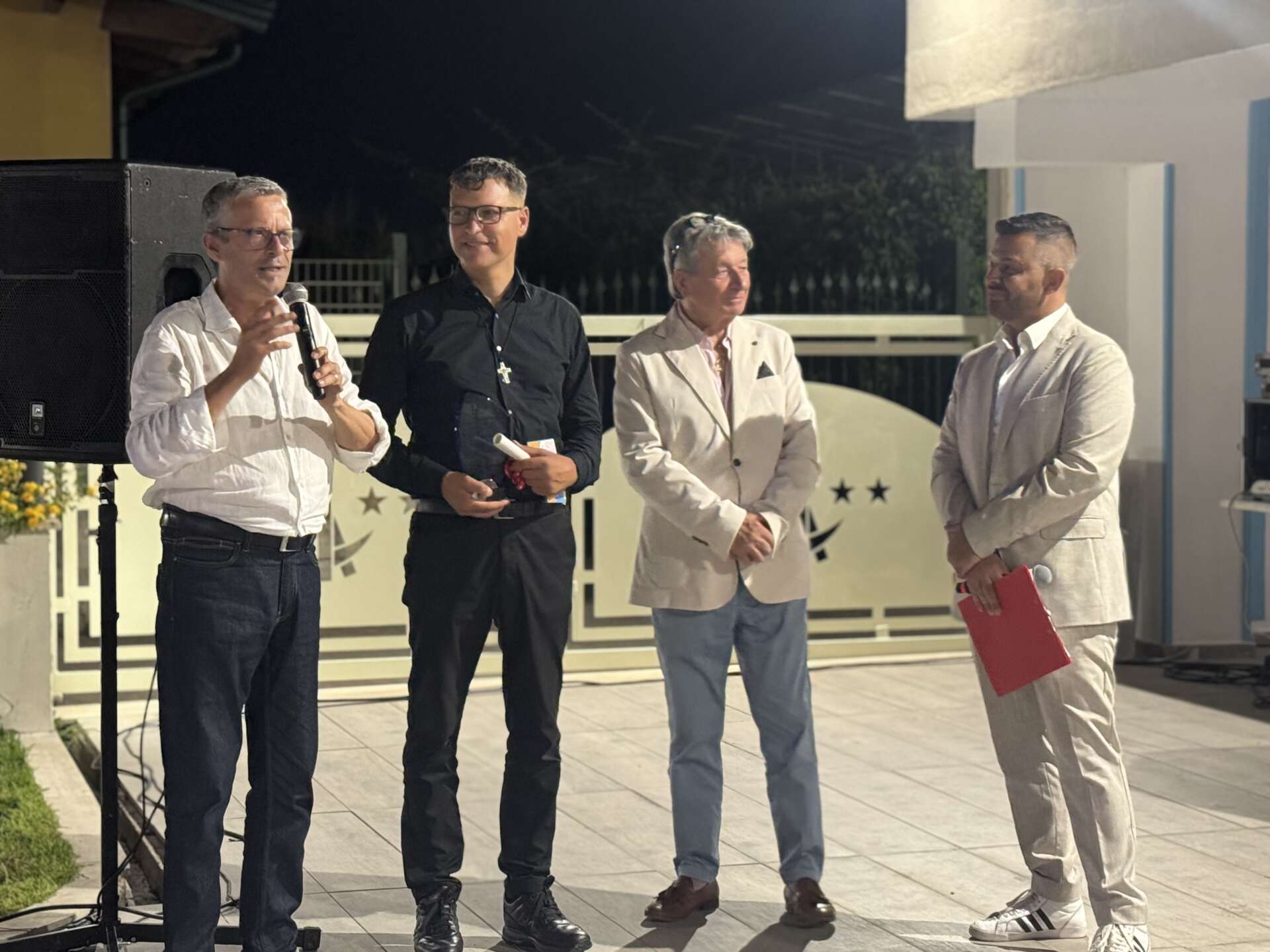 Notte Bianca, premio a Don Luigi Merola Notte Bianca, premio a Don Luigi Merola
