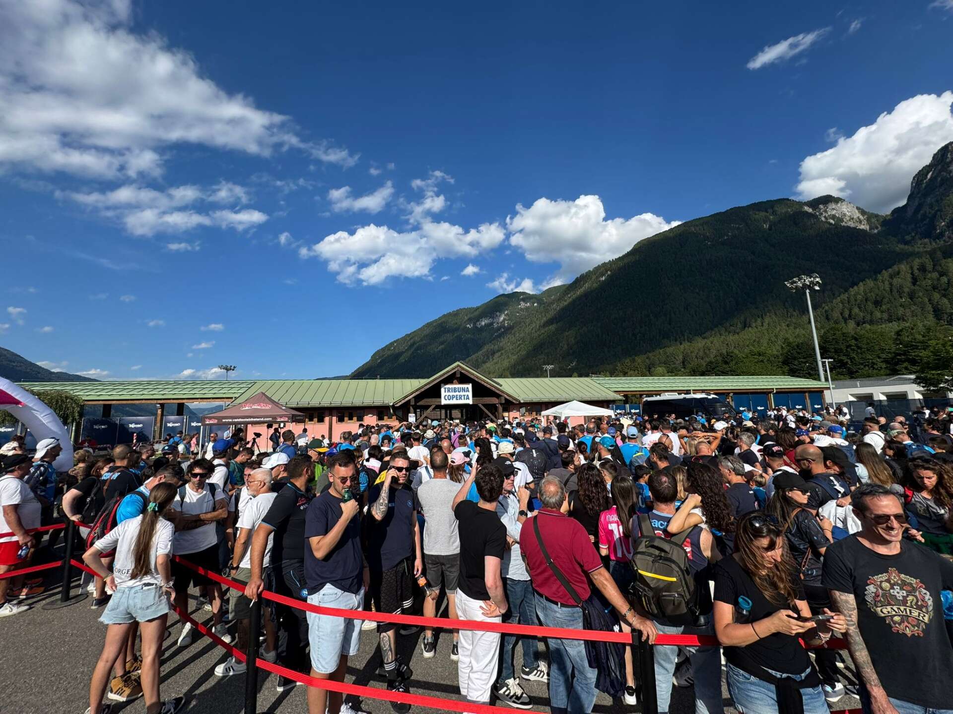 A Dimaro è tutto esaurito e il tifo è da stadio Maradona A Dimaro è tutto esaurito e il tifo è da stadio Maradona