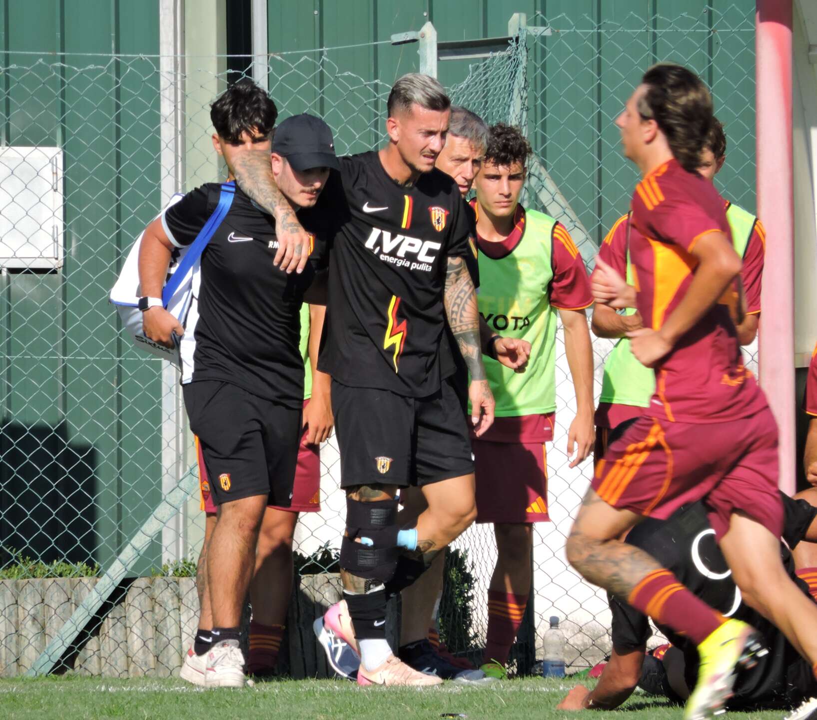 Manconi, infortunio al ginocchio: ecco quanto dovrà stare fermo l’attaccante del Benevento Manconi, infortunio al ginocchio: ecco quanto dovrà stare fermo l’attaccante del Benevento