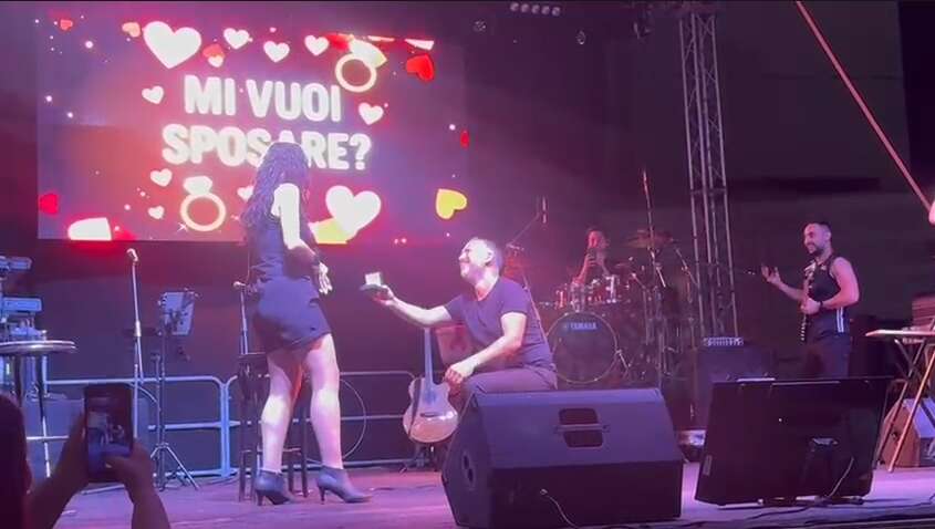 VIDEO/ Trottolino amoroso a Montecorvino Rovella arriva con la proposta di matrimonio VIDEO/ Trottolino amoroso a Montecorvino Rovella arriva con la proposta di matrimonio