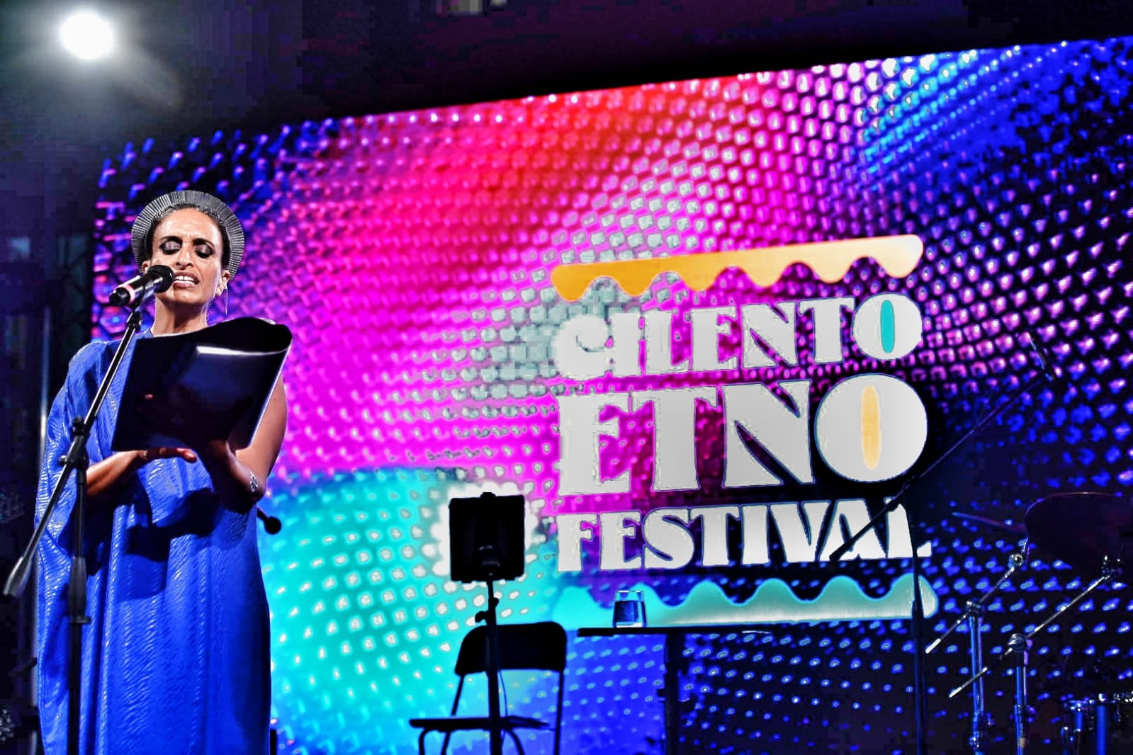 le campane per la pace risuonano anche al cilento etno festival noa interrompe il concerto in segno di solidariet224