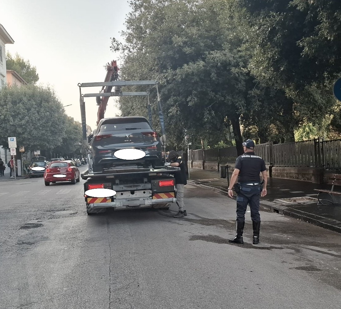 ostacolo alla pulizia delle strade rimosse le auto in sosta vietata