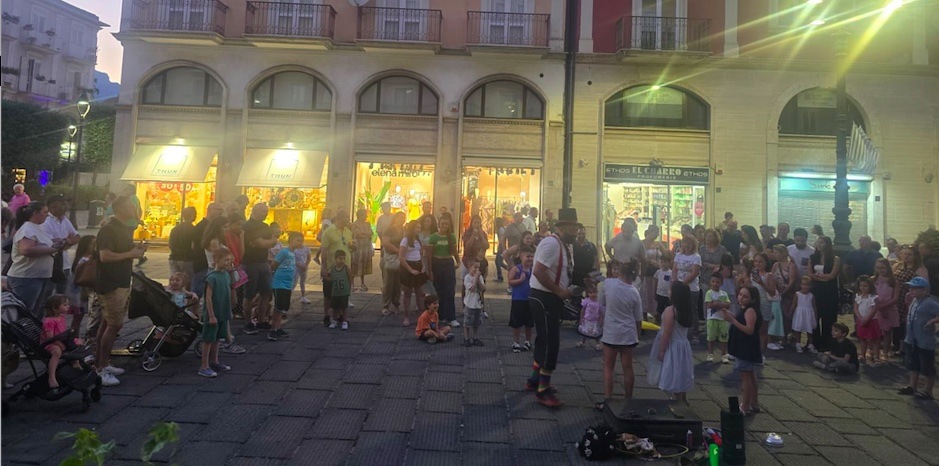“Notte dei Saldi”, pienone in città ma le vendite restano limitate “Notte dei Saldi”, pienone in città ma le vendite restano limitate