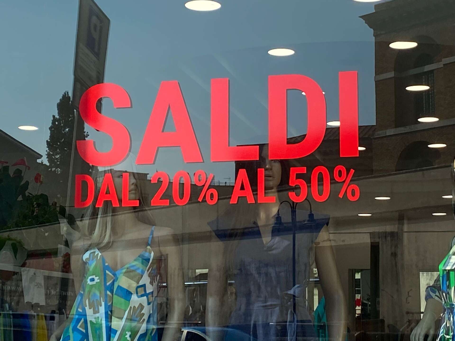 Primi sconti aspettando la “Notte dei Saldi” con artisti e animazione