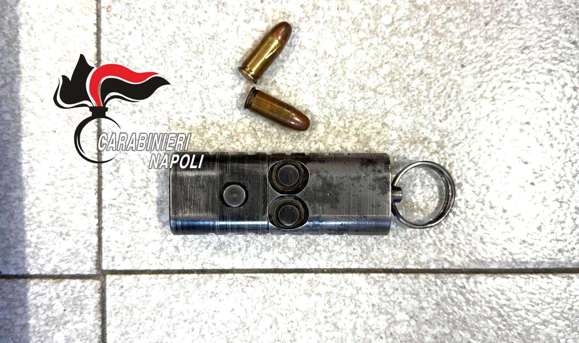Pistola portachiavi, arma inedita sequestrata dai Carabinieri di Napoli Pistola portachiavi, arma inedita sequestrata dai Carabinieri di Napoli