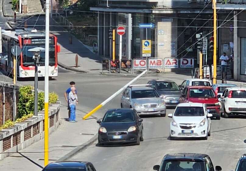 Cede palo delle luminarie su un’auto: paura per il conducente Cede palo delle luminarie su un’auto: paura per il conducente