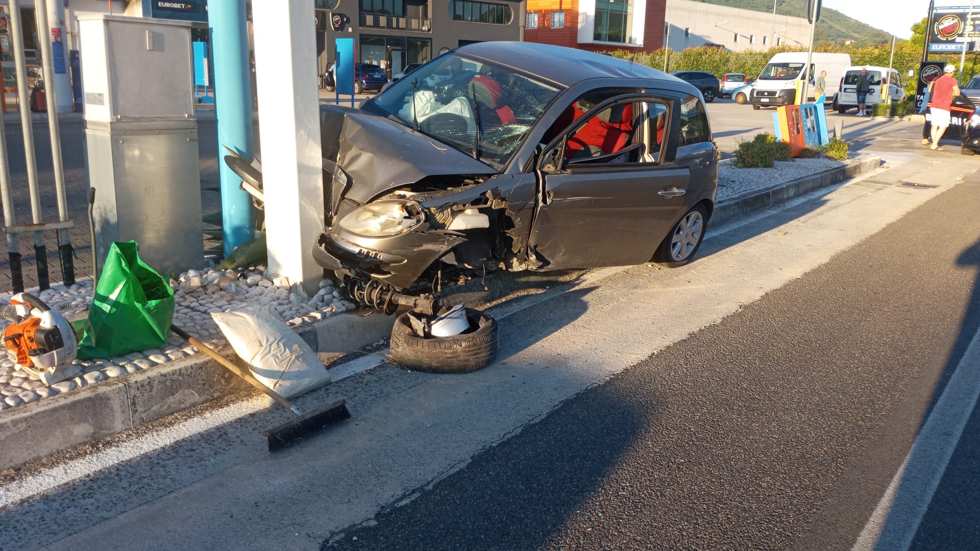 Perde il controllo del veicolo e finisce contro un palo: due donne ferite Perde il controllo del veicolo e finisce contro un palo: due donne ferite