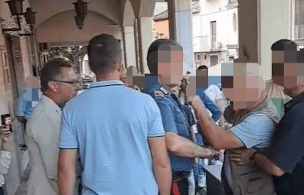 “Solidarietà sì, ma senza ipocrisie”: Borrelli rompe il silenzio dopo l’aggressione “Solidarietà sì, ma senza ipocrisie”: Borrelli rompe il silenzio dopo l’aggressione