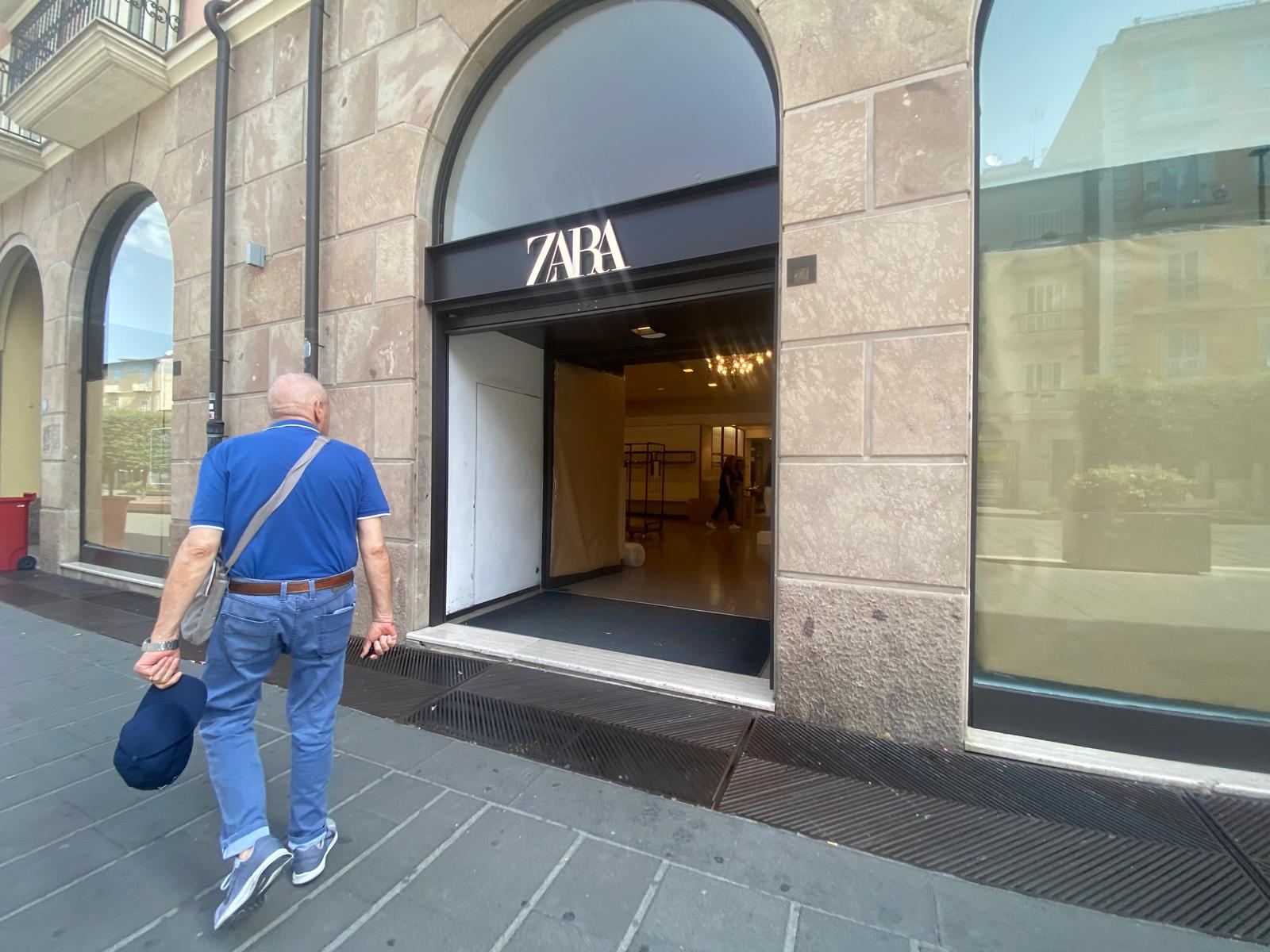 FOTO/ L’amarezza per “Zara” nell’era del commercio digitale FOTO/ L’amarezza per “Zara” nell’era del commercio digitale