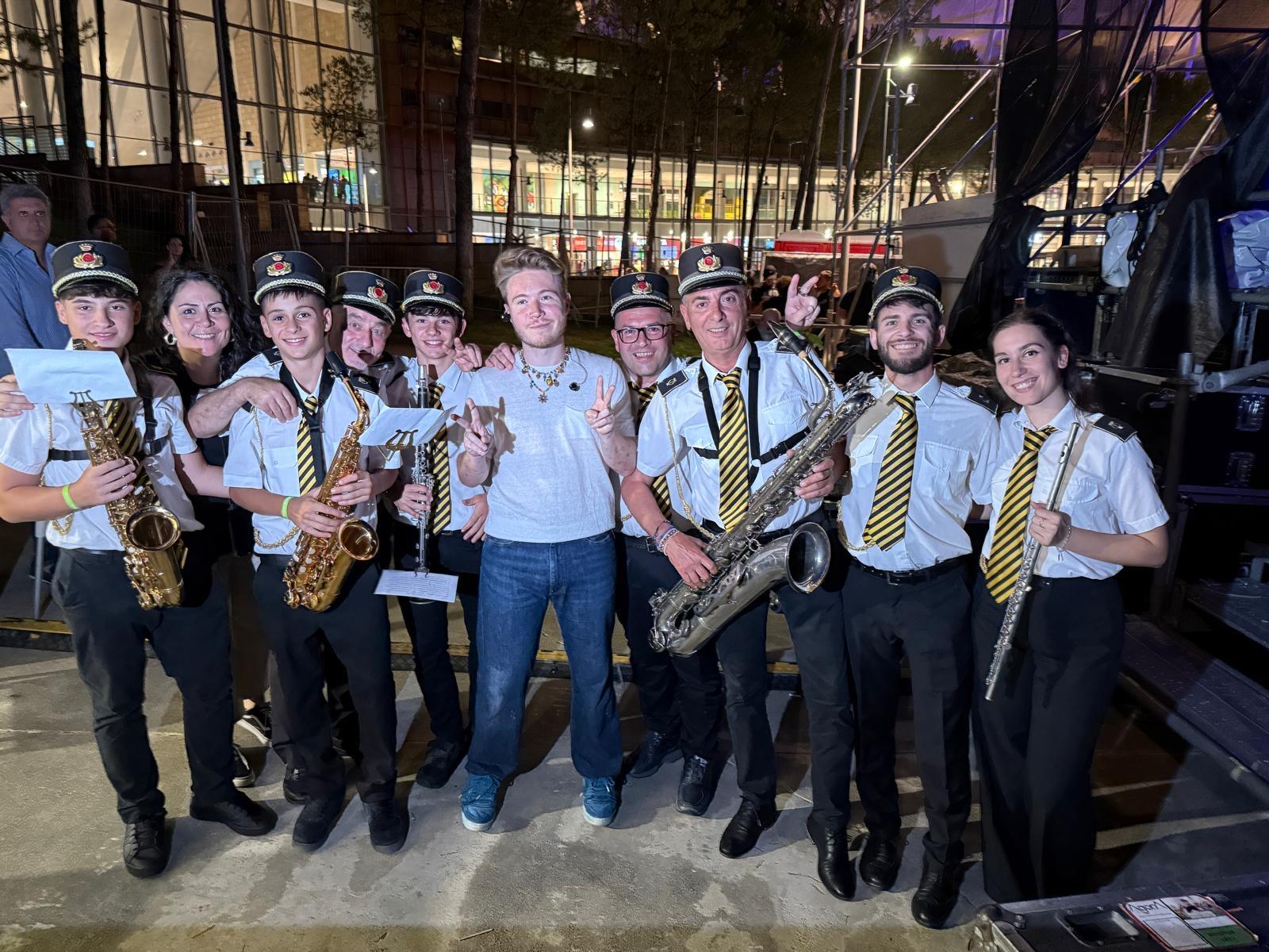 Il cantante Alfa accompagnato da una banda sannita: la performance al Vulcano Buono