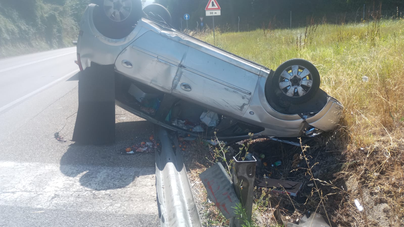 Prima finiscono fuori strada, poi si ribaltano: due feriti sulla Telesina Prima finiscono fuori strada, poi si ribaltano: due feriti sulla Telesina