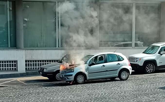 benevento auto in fiamme in via del pomerio