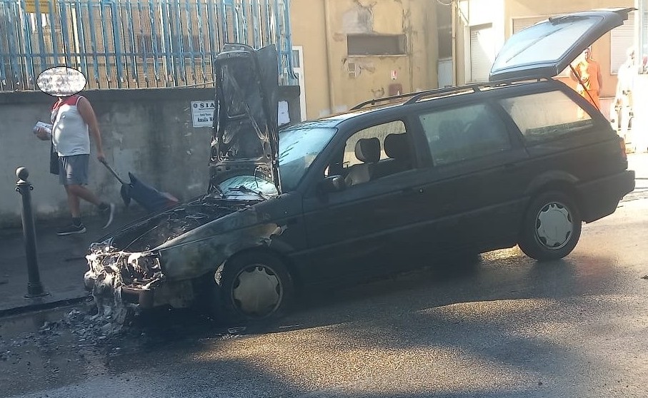 FOTO/ Auto a fuoco nella zona alta della città, attimi di paura per il conducente
