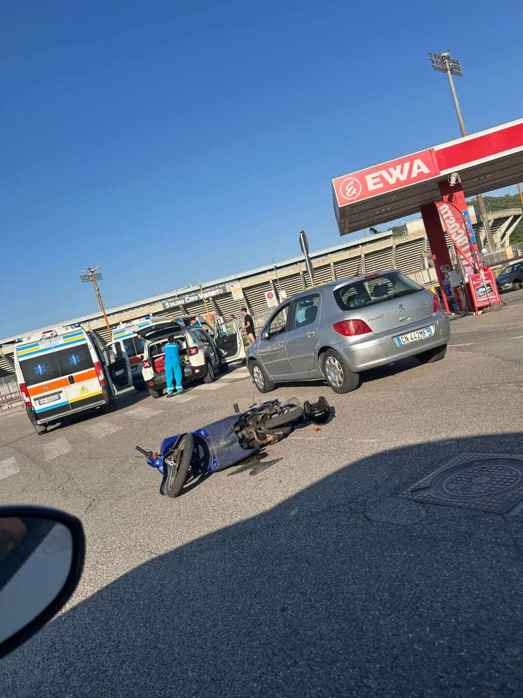 Scontro auto scooter, spavento per due giovani Scontro auto scooter, spavento per due giovani