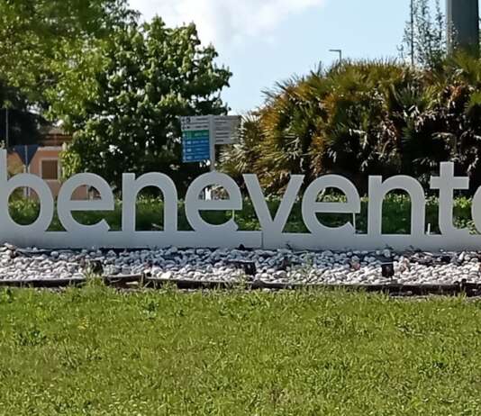Benevento tra le città più calde: in arrivo lunga ondata di afa Benevento, scritta all'ingresso della città