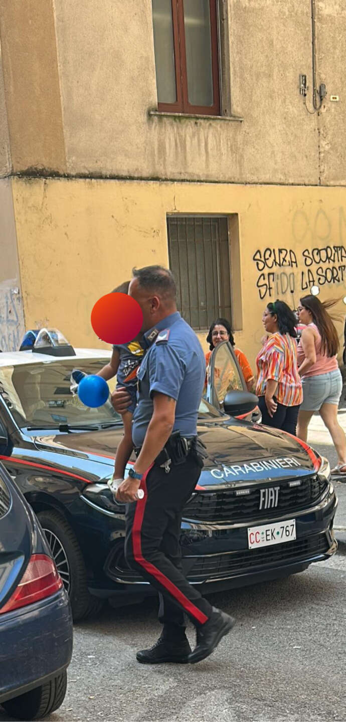 Fratellini dispersi al mercato: momenti di angoscia poi il ritrovamento dei carabinieri Fratellini dispersi al mercato: momenti di angoscia poi il ritrovamento dei carabinieri