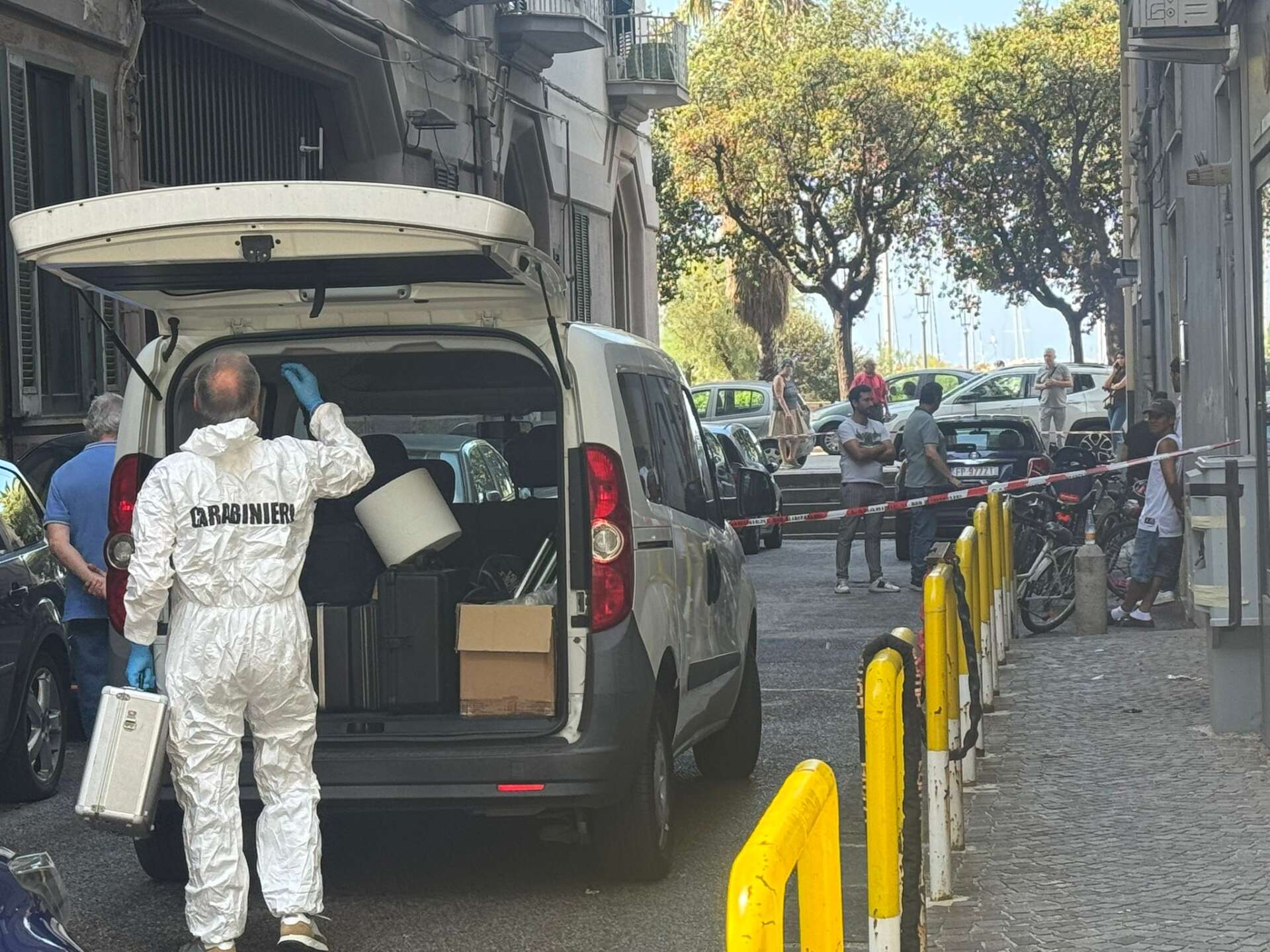 Tragedia a Salerno: 22enne trovato senza vita in un atrio, si ipotizza un gesto estremo Tragedia a Salerno: 22enne trovato senza vita in un atrio, si ipotizza un gesto estremo