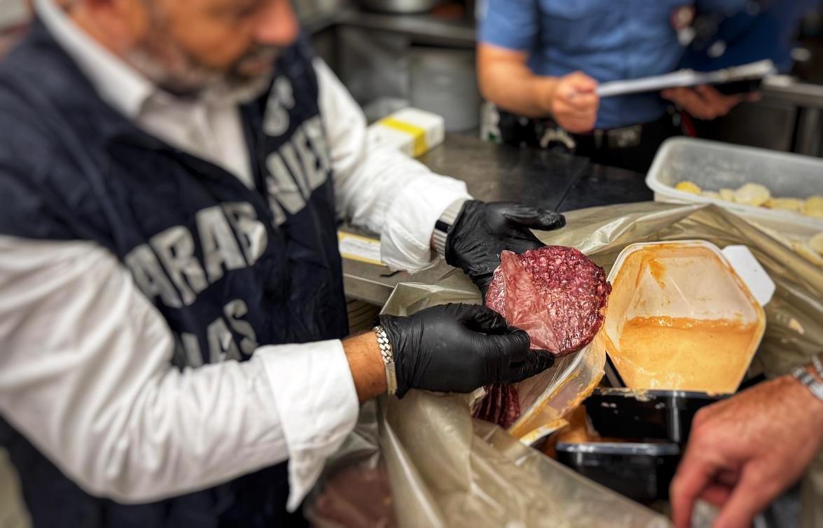 Carne avariata e ghiaccio nelle buste dell’immondizia: controlli negli stabilimenti balneari Carne avariata e ghiaccio nelle buste dell’immondizia: controlli negli stabilimenti balneari
