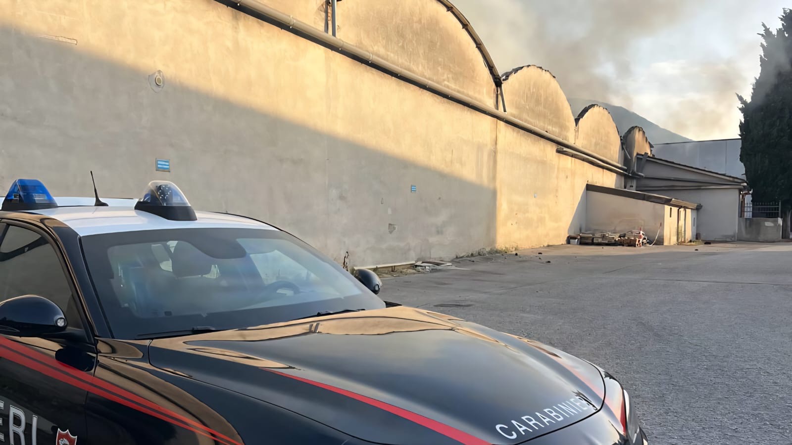 incendio in un deposito di detersivi colonna di fumo visibile a chilometri