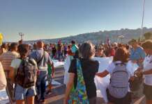 Flash mob per Gaza, un migliaio di persone distese a terra sul Lungomare di Napoli