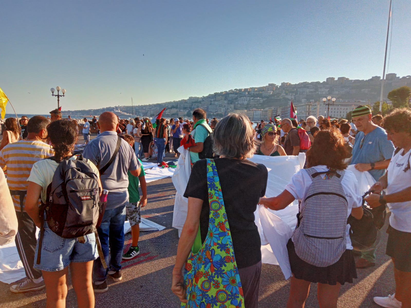 Flash mob per Gaza, un migliaio di persone distese a terra sul Lungomare di Napoli Flash mob per Gaza, un migliaio di persone distese a terra sul Lungomare di Napoli