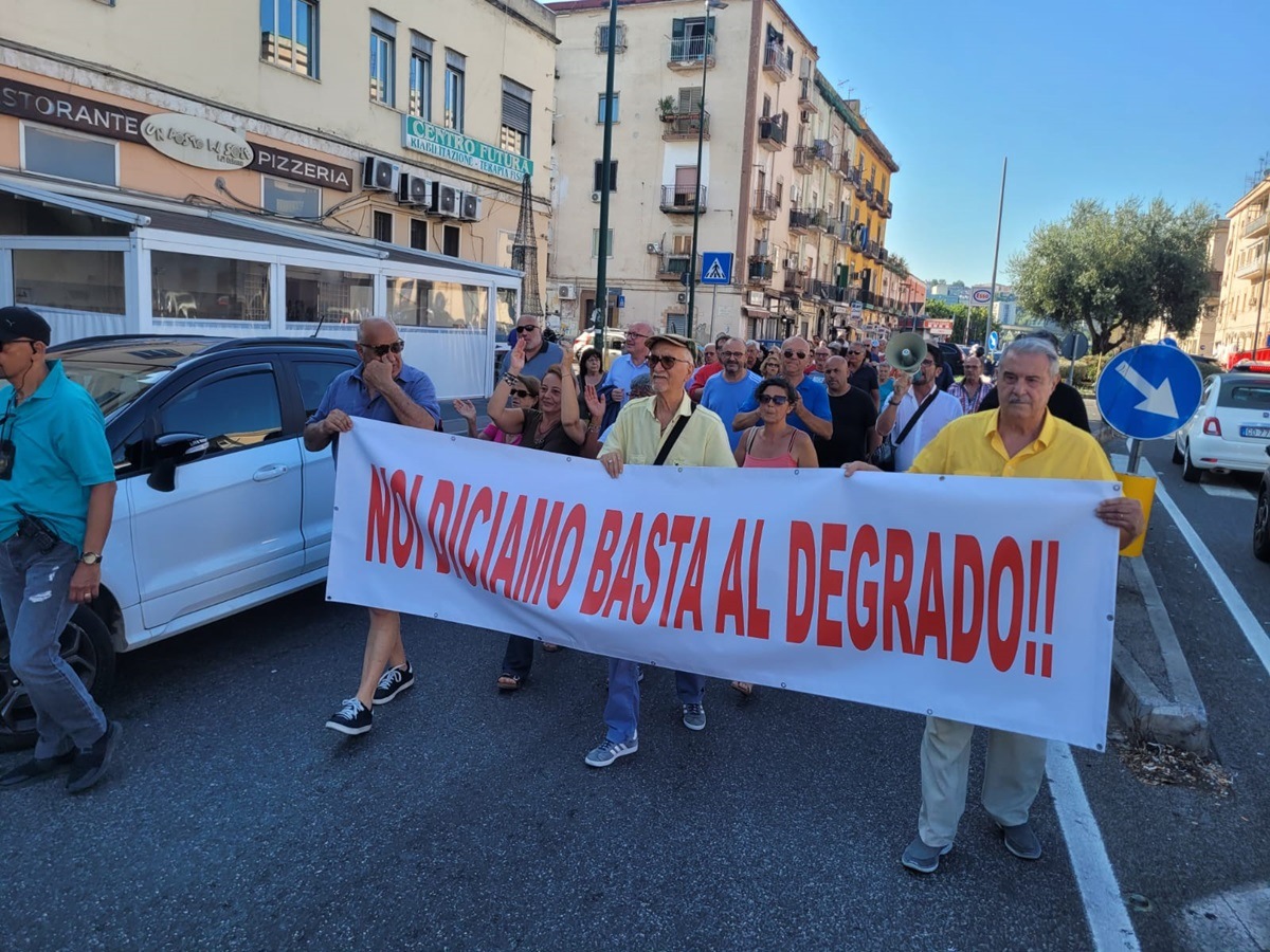 Napoli, a Gianturco corteo dopo roghi tossici: neonato comitato chiede incontro a prefetto Napoli, a Gianturco corteo dopo roghi tossici: neonato comitato chiede incontro a prefetto