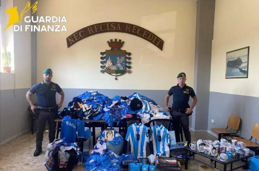 Sequestro di articoli falsi, anche gadget della squadra del Napoli Sequestro di articoli falsi, anche gadget della squadra del Napoli