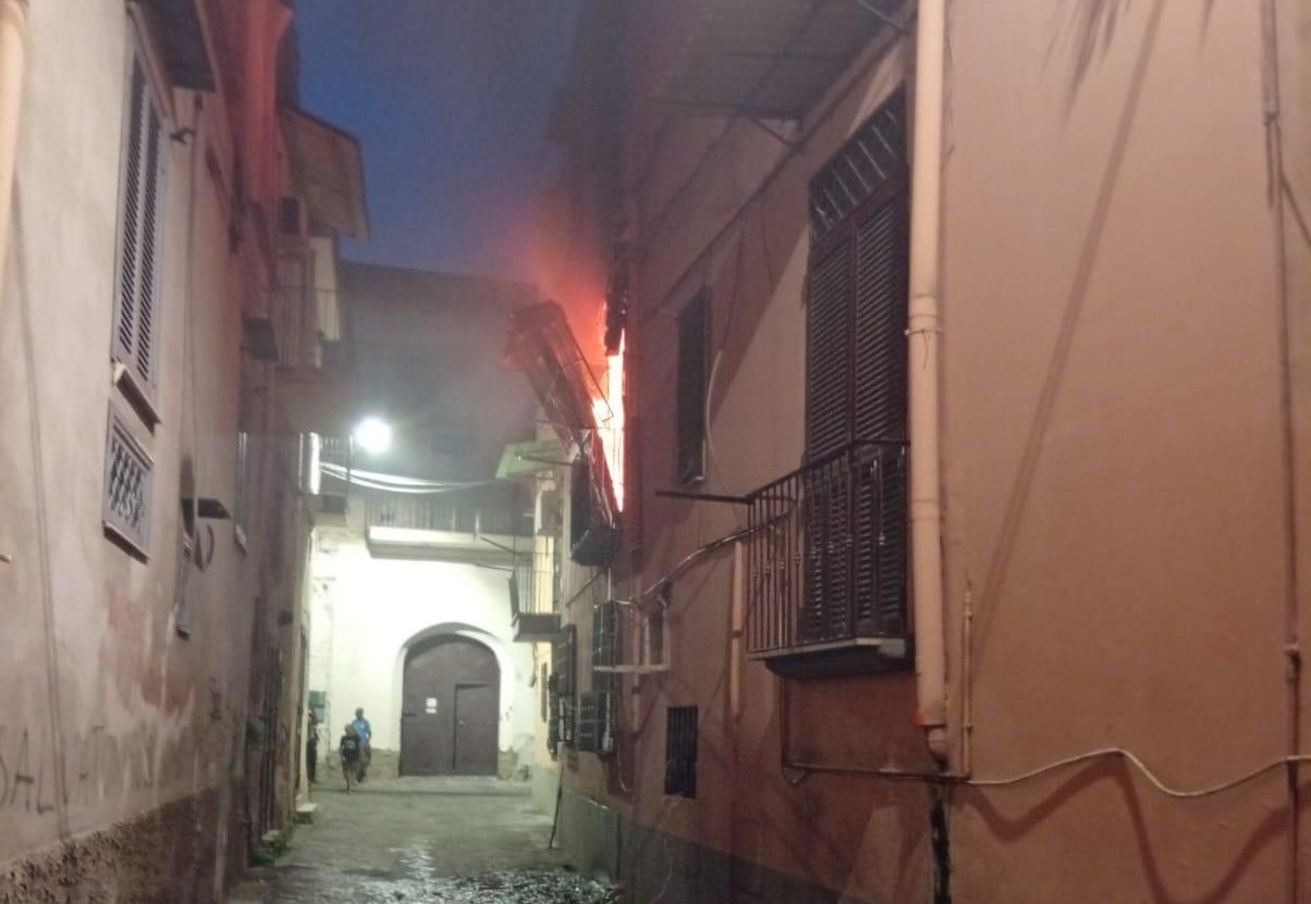 foto appartamento prende fuoco per sigaretta non spenta e scappa arrestata 47enne