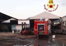 Bellizzi, incendio nella zona industriale: al momento nessun allarme ambientale